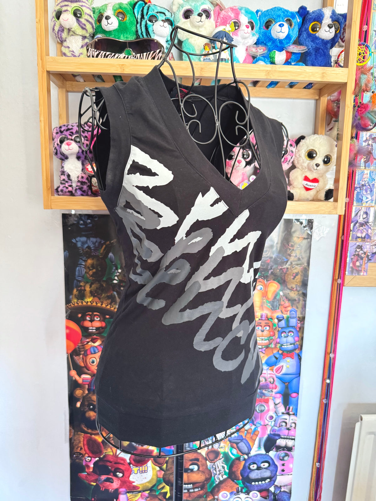 y2k vintage sleeveless fitted Vneck graphic Bench vest top