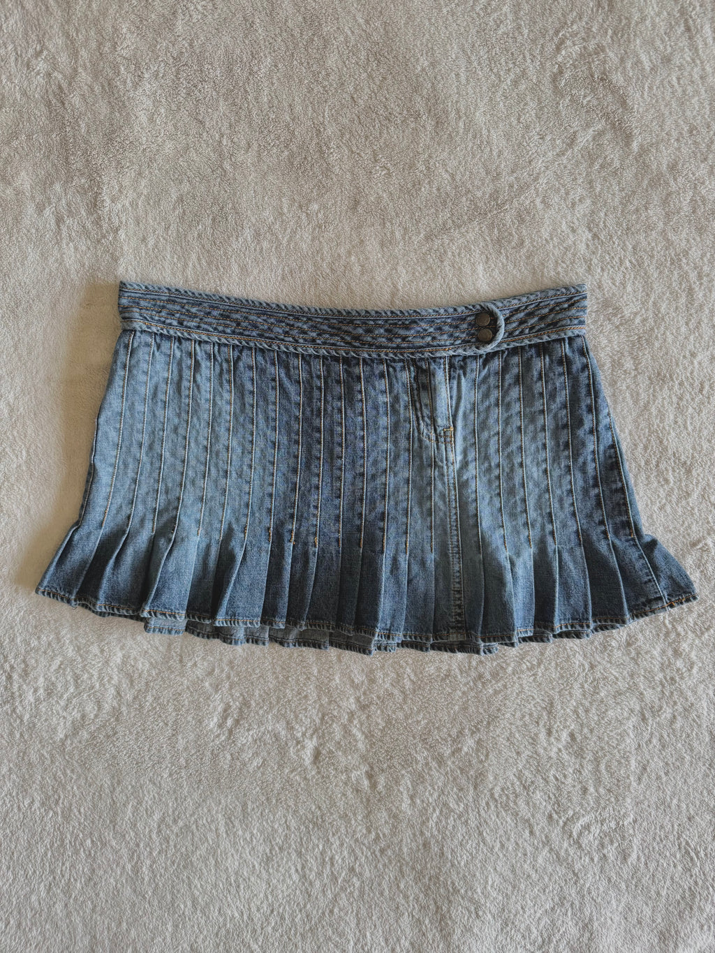 y2k vintage low waisted tightly pleated medium wash denim mini skirt