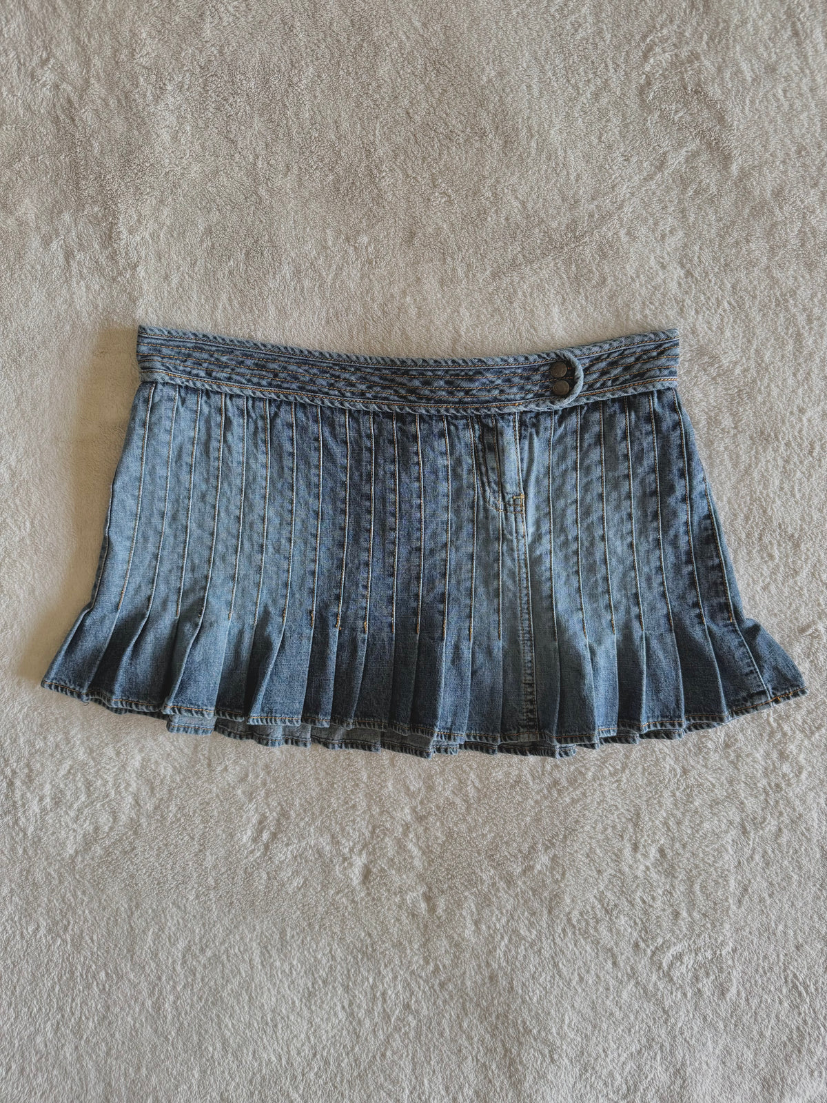 y2k vintage low waisted tightly pleated medium wash denim mini skirt