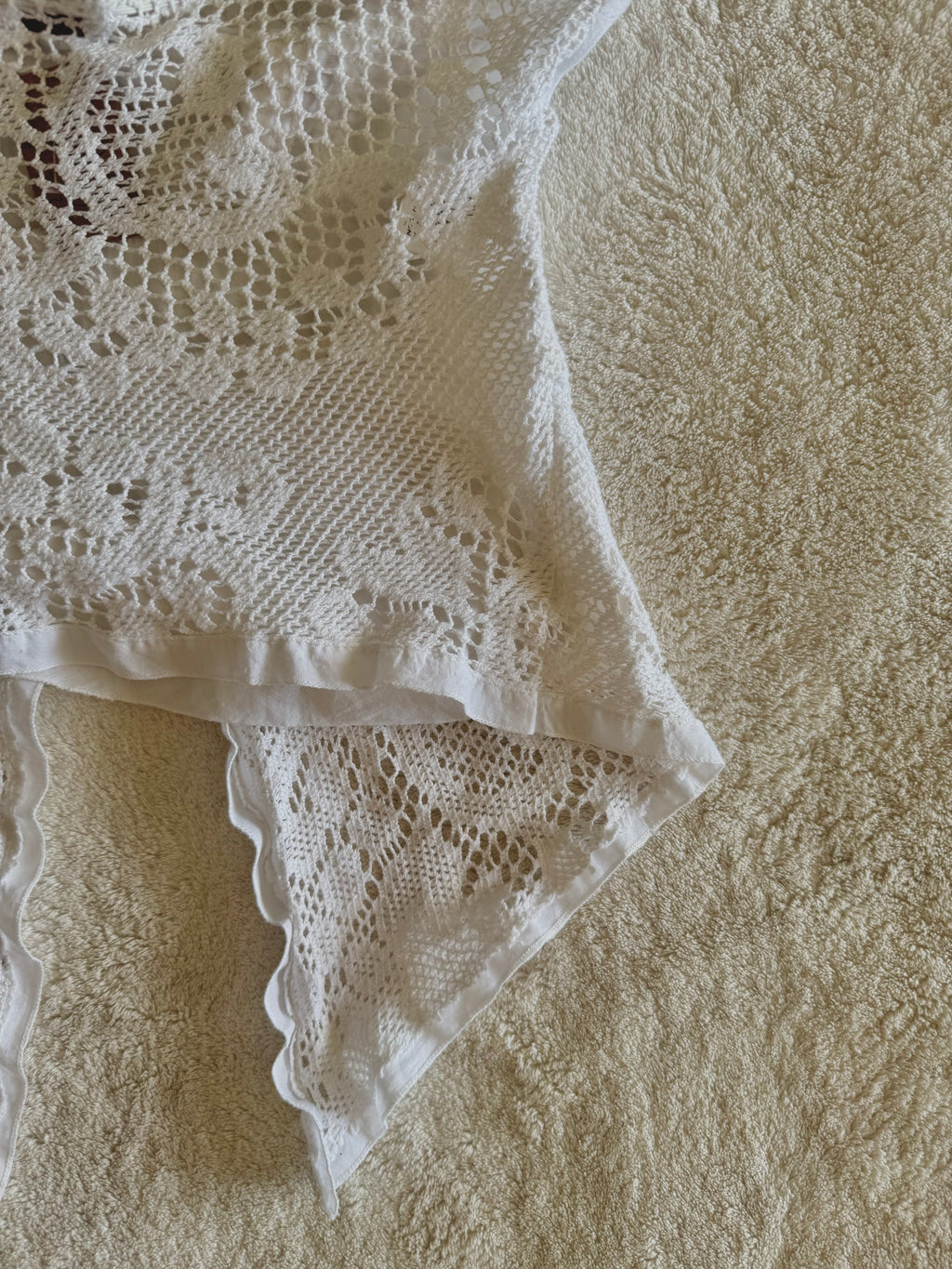 y2k vintage white crocheted cropped and fitted fairy hem cami top