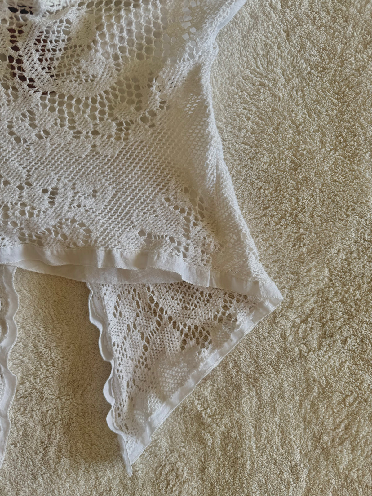 y2k vintage white crocheted cropped and fitted fairy hem cami top