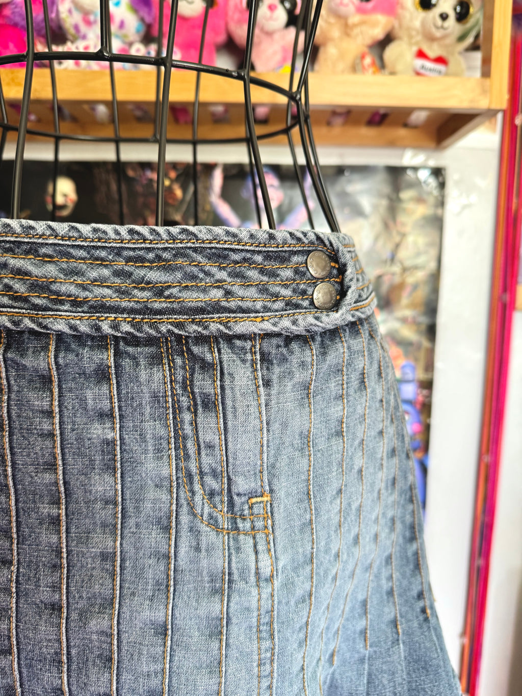 y2k vintage low waisted tightly pleated medium wash denim mini skirt