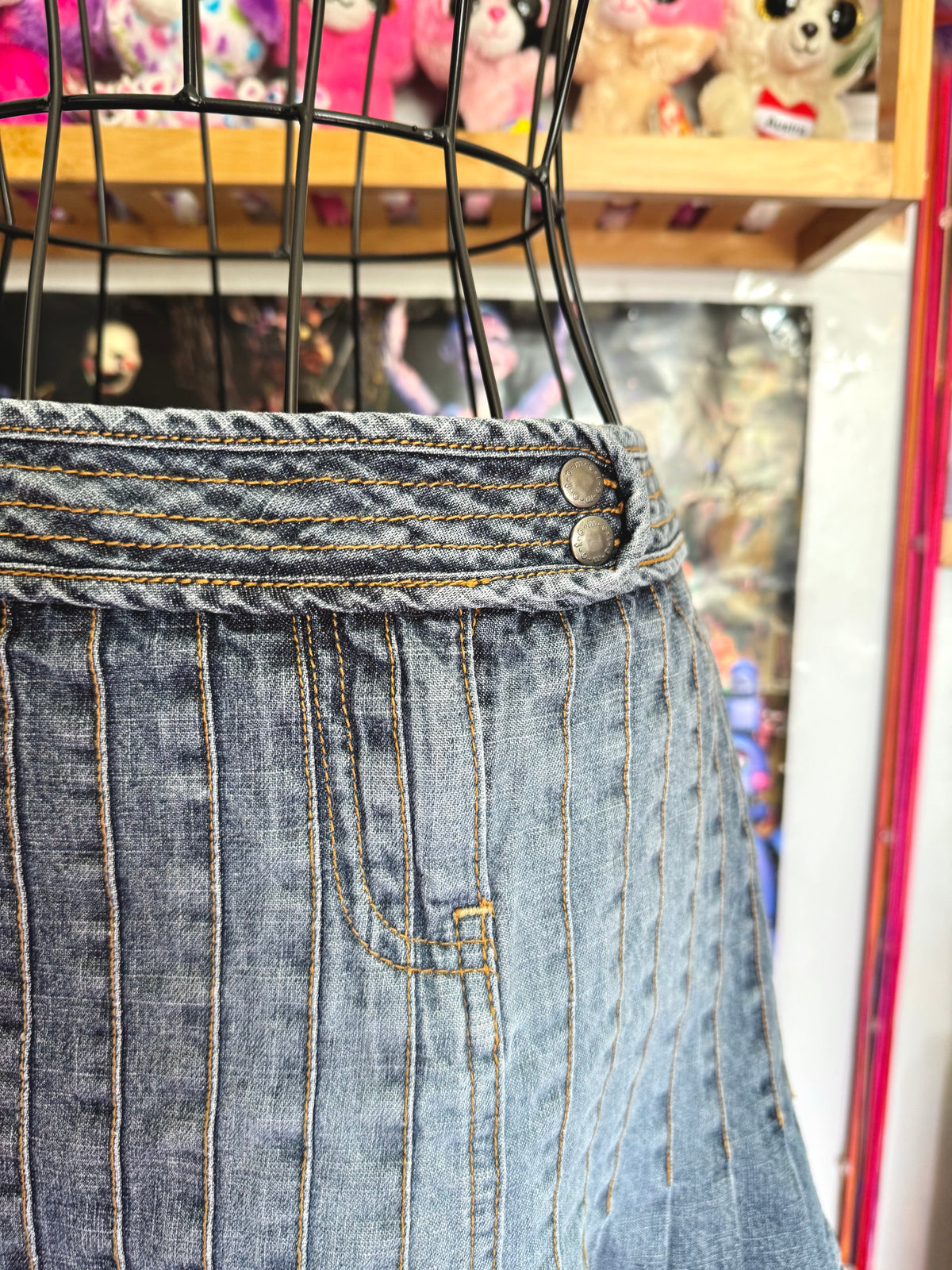 y2k vintage low waisted tightly pleated medium wash denim mini skirt