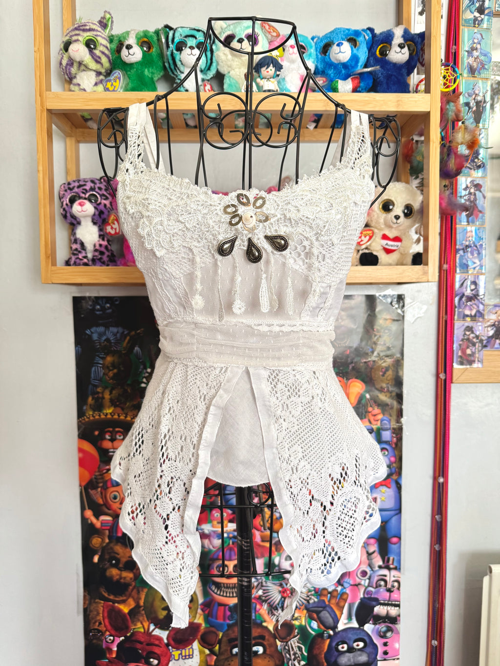 y2k vintage white crocheted cropped and fitted fairy hem cami top