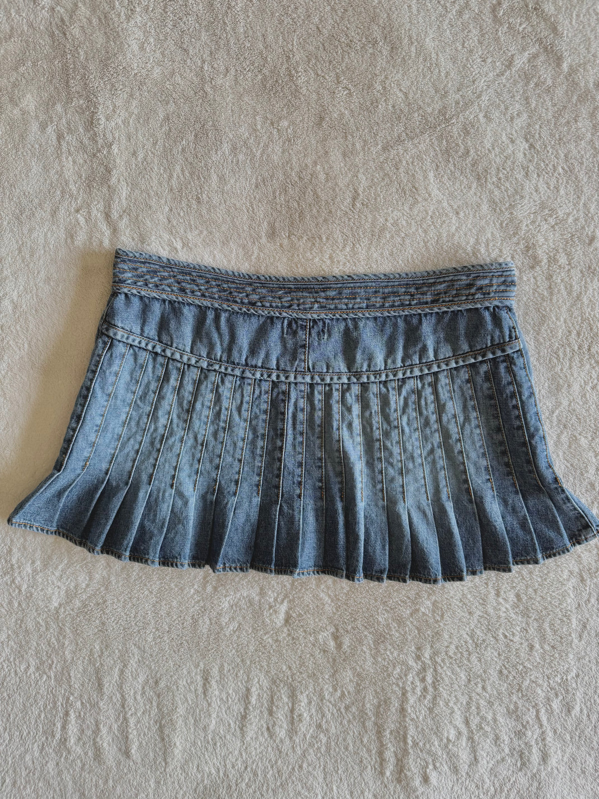 y2k vintage low waisted tightly pleated medium wash denim mini skirt