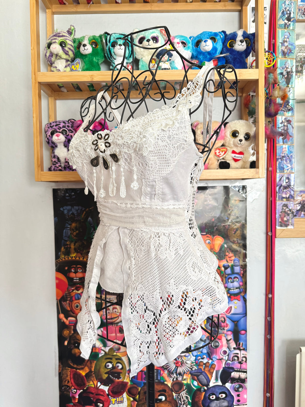 y2k vintage white crocheted cropped and fitted fairy hem cami top