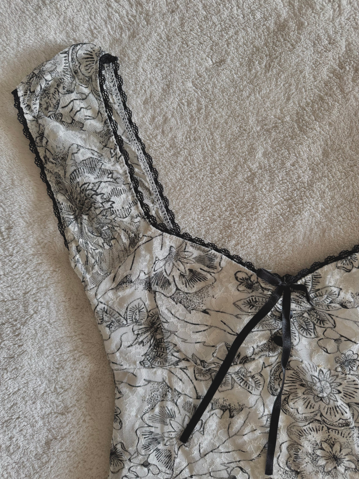 y2k vintage white floral sweetheart neckline fitted cami top
