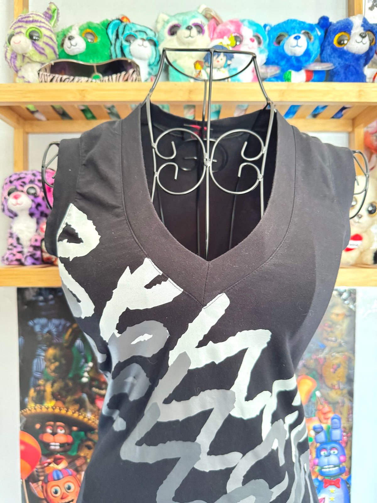 y2k vintage sleeveless fitted Vneck graphic Bench vest top